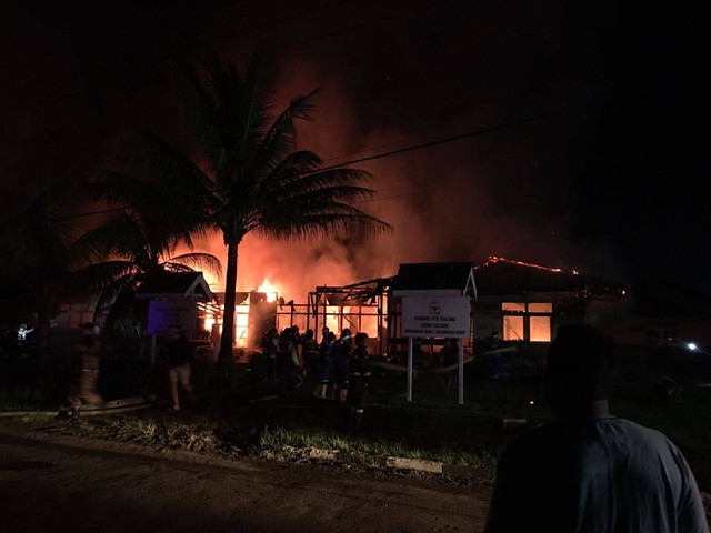 Bangunan klinik Posbindu-PTM di Kodim Singkawang terbakar. Foto: Try Shaskya