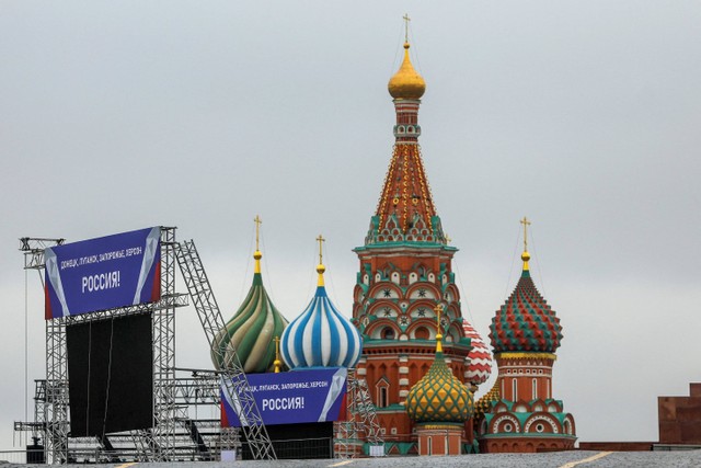 Pemandangan menunjukkan spanduk dan konstruksi untuk panggung menjelang acara di Lapangan Merah di Moskow tengah, Rusia. Foto: Evgenia Novozhenina/REUTERS