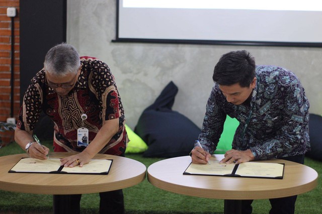 Penandatanganan MoU kerja sama antara PT. Mojadi Aplikasi Indonesia dengan Universitas Budi Luhur oleh CEO PT. Mojadi Aplikasi Indonesia, Bpk. Damy Nugraha S.T., IISP dan Rektor UBL, Dr. Ir. Wendi Usino, M. Sc, M.M.