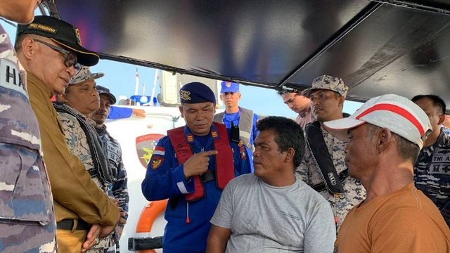 Proses penjemputan dua nelayan Karimun di perbatasan Indonesia-Malaysia.