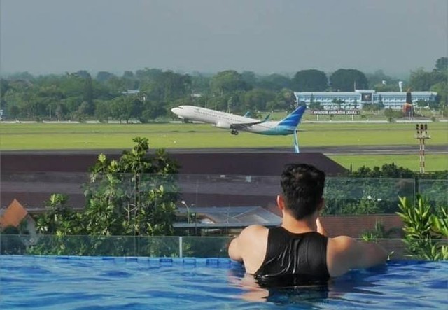 Pemandangan landasan pacu Bandara Adisutjipto yang dilihat dari Skybar Platinum Adisucipto Yogyakarta. Foto: Instagram/@platinumadisucipto