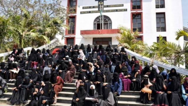 Pemerintah Negara Bagian Karnataka menuduh PFI menyulut protes menentang larangan berjilbab di sekolah.