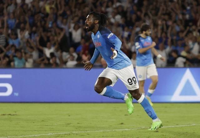 Pemain Napoli Andre-Frank Zambo Anguissa merayakan gol keduanya saat melawan Liverpool di pertandingan Liga Champions Grup A di Stadio Diego Armando Maradona, Naples, Italia, Rabu (7/9/2022). Foto: Ciro De Luca/Reuters