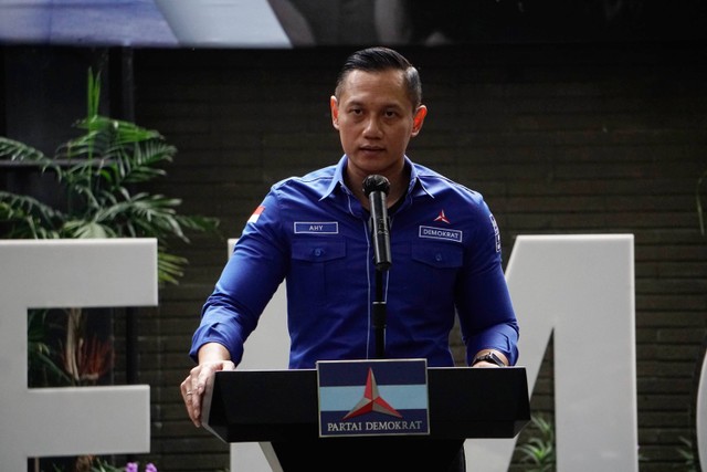 Ketua Partai Demokrat Agus Harimurti Yudhoyono (AHY) mewakili DPP Partai Demokrat menyampaikan sikap dan pernyataan DPP Partai Demokrat terkait kasus hukum yang menimpa Lukas Enembe di Jakarta, Kamis (29/9/2022). Foto: Jamal Ramadhan/kumparan