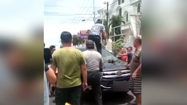 Potongan video yang menunjukkan aksi warga merusak sebuah mobil di ruas jalan Pineleng-Tomohon, Sulawesi Utara. Mobil yang diduga berisi anggota DPRD Kota Solo dirusak usai dituduh terlibat tabrak lari dengan korban seorang anak di wilayah tersebut.