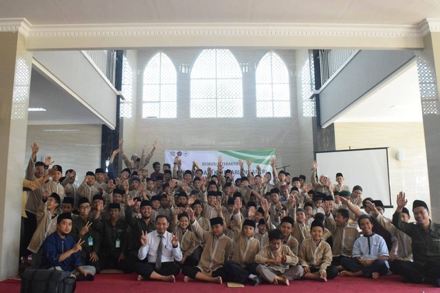 Foto bersama para santri MTs PIAT 7 Kelas VII