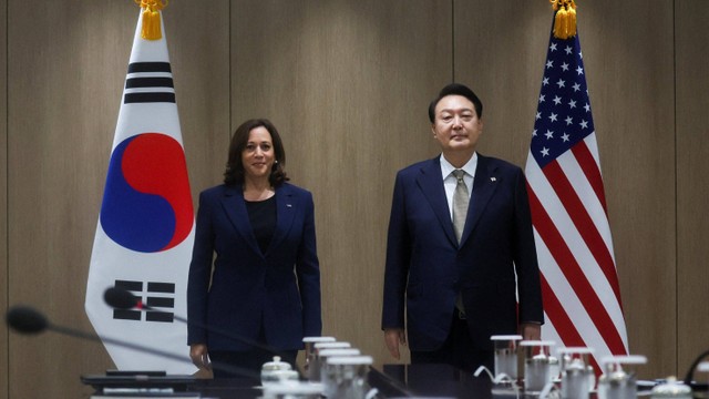 Presiden Korea Selatan Yoon Suk-Yeol dan Wakil Presiden AS Kamala Harris berfoto pada pertemuan bilateral di Seoul, Korea Selatan, Kamis (29/9/2022). Foto: Leah Millis/Reuters