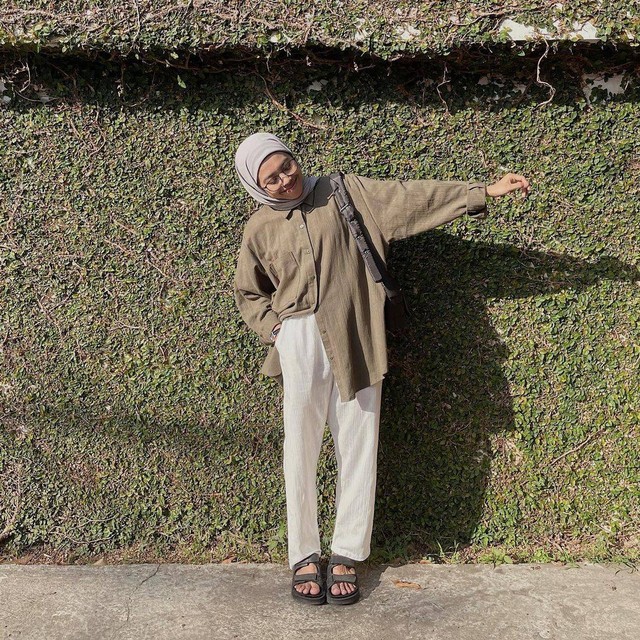 7 Gaya Outfit Hijab Kasual Minimalis ala Selebgram Rahmi Apria (148503)