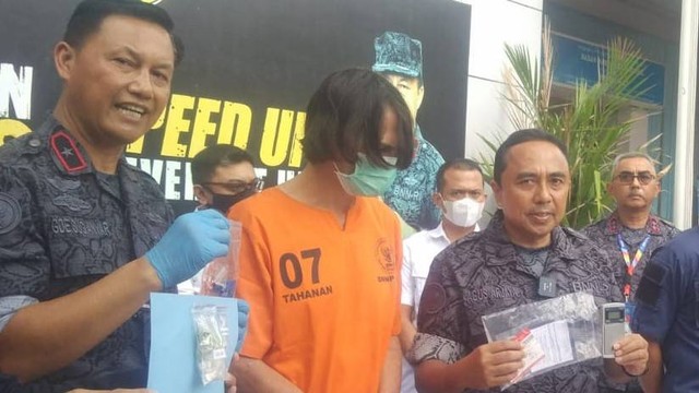  Kepala Badan Narkotika Nasional Provinsi (BNNP) Bali Brigjen Pol Gde Sugianyar Dwi Putra  (ujung kiri) saat menunjjukan pelaku dan barang bukti - IST