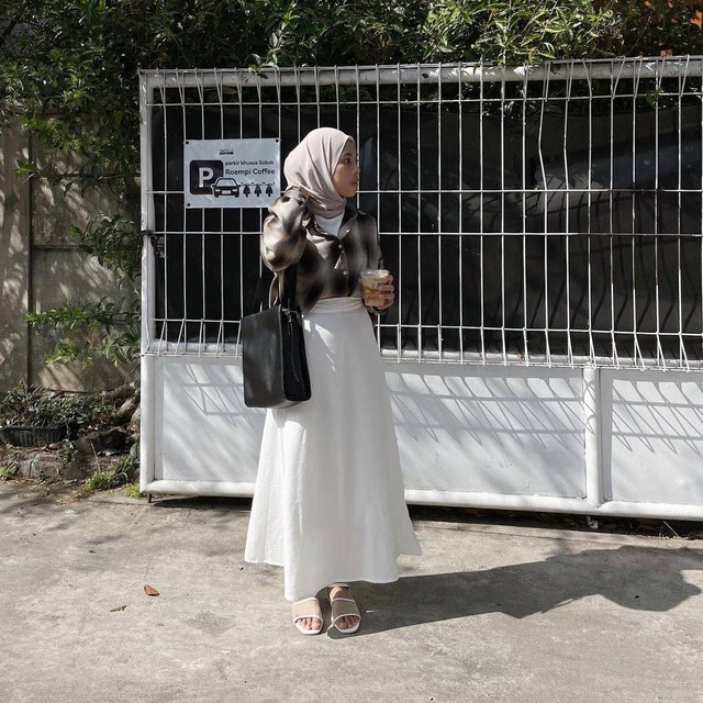 7 Gaya Outfit Hijab Kasual Minimalis ala Selebgram Rahmi Apria (148500)