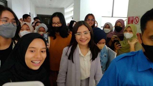 Prilly Latuconsina usai jadi dosen tamu di Departemen Ilmu Komunikasi, Fisipol, UGM, Kamis (29/9/2022). Foto: Arfiansyah Panji/kumparan