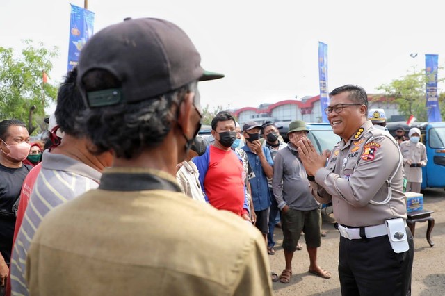 Kasubdit Dikmas Ditkamsel Korlantas Polri Kombes Pol Arman Achdiat memimpin pembagian 500 paket sembako kepada Komunitas Supir Bajaj di Kawasan Jiexpo Kemayoran, Jakarta Pusat, Kamis (29/9/2022). Foto: Dok. Istimewa