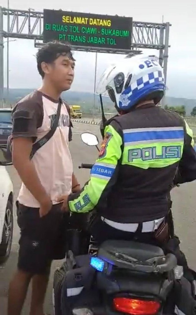 Anggota Lantas Polres Bogor terima uang dari pengemudi mobil di Tol Bocimi. Foto: Dok. Istimewa