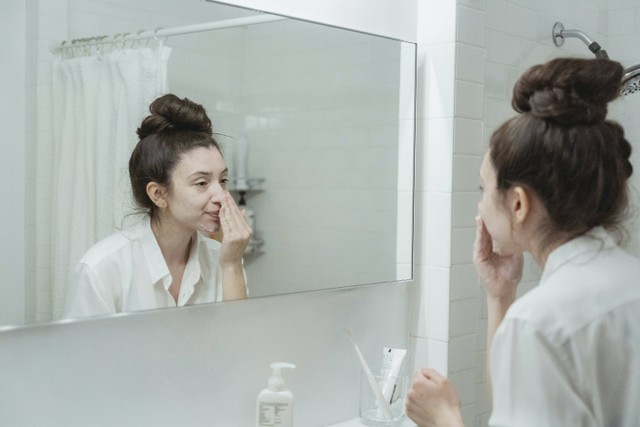 Mencuci wajah dua kali sehari merupakan salah satu cara mengecilkan pori-pori. Foto: Pexels.com