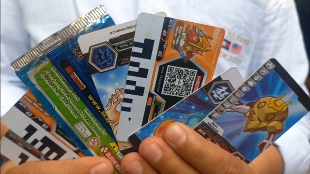 Kartu mainan anak di Tangerang memiliki barcode yang terhubung ke situs judi online hingga aplikasi MiChat. Foto: Dok. Istimewa
