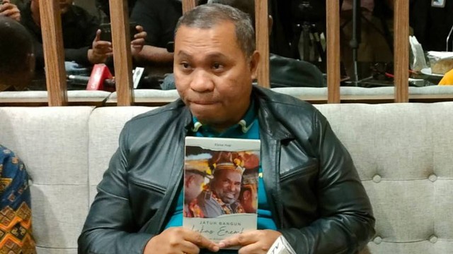 Pengacara Gubernur Papua Lukas Enembe, Roy Rening saat menunjukkan buku berisi perjalanan Lukas Enembe memimpin Papua. (BumiPapua.com/Katharina)
