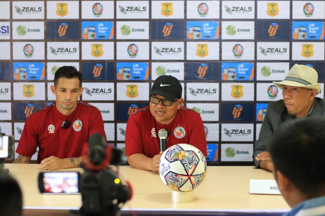 Pelatih Delfiadri bersama kapten tim Silvio Escobar dari Semen Padang FC saat konferensi pers menjelang pertandingan melawan PSDS, di Media Centre PSDS Deli Serdang, Kamis (29/9/2022). Dokumentasi: Semen Padang FC