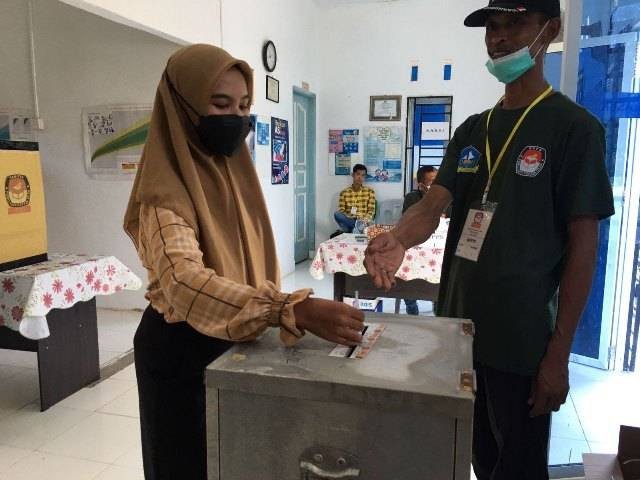 Pilkades serentak di Bintan, Kamis (29/9). (Foto: Ari/batamnews)