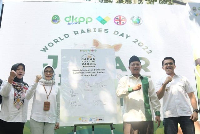 Wagub Jabar, Uu Ruzhanul Ulum (kedua dari kanan) saat menghadiri peringatan Hari Rabies Dunia di Cihampelas Walk. Foto: Humas Jabar