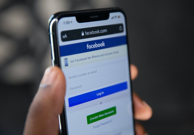 Ilustrasi Sistem Rekomendasi Pertemanan di Facebook. Foto: dok. Solen Feyissa (Unsplash.com)
