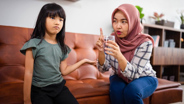 Anak Malas Sahur dan Cuma Minum Air Putih? Coba Lakukan Tips Ini. Foto: Odua Images/Shutterstock