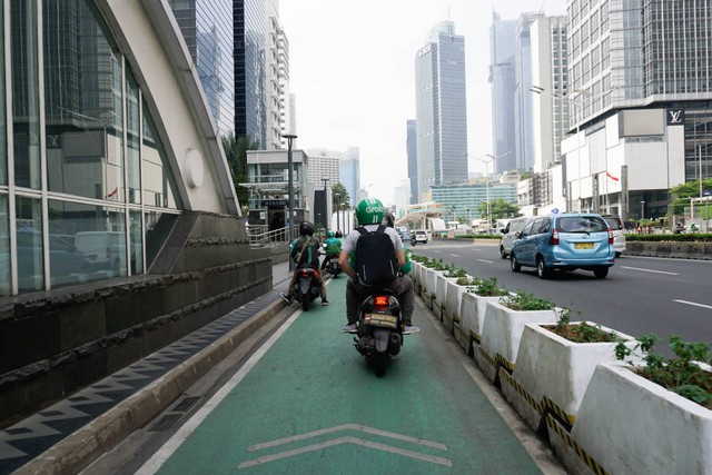 Sepeda motor melintas di jalur sepeda, di Jakarta, Kamis (29/9/2022). Foto: Jamal Ramadhan/kumparan