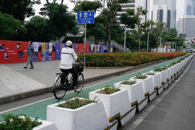 Pesepeda melintas di jalur sepeda, di kawasan Thamrin-Sudirman, Jakarta, Kamis (29/9/2022). Foto: Jamal Ramadhan/kumparan