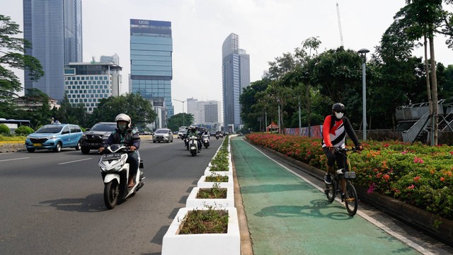 Pesepeda melintas di jalur sepeda, di kawasan Jakarta, Kamis (29/9/2022). Foto: Jamal Ramadhan/kumparan