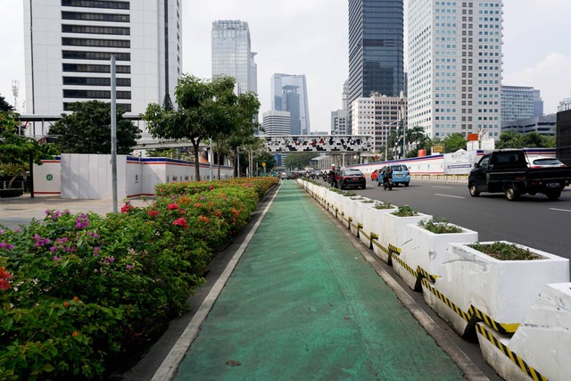 Jalur sepeda, di kawasan Thamrin-Sudirman, Jakarta, Kamis (29/9/2022). Foto: Jamal Ramadhan/kumparan