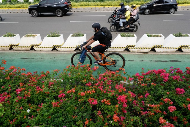 Pesepeda melintas di jalur sepeda, di kawasan Jakarta, Kamis (29/9/2022). Foto: Jamal Ramadhan/kumparan