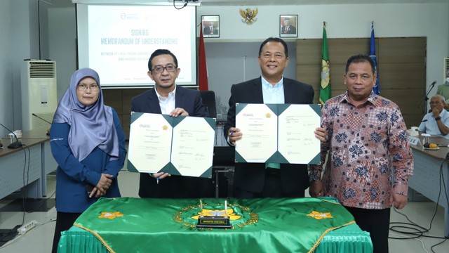 Wakil Rektor I USK, Prof. Agussabti (kedua kanan) dan Deputy Vice Chancellor and Dean School of Business & Management KPJUC Malaysia, Prof. Zaher Zain usai menandatangani naskah kerja sama. Foto: USK 