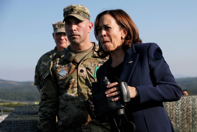 Wakil Presiden AS Kamala Harris menggunakan teropong di pos pengamatan militer saat mengunjungi zona demiliterisasi (DMZ) yang memisahkan kedua Korea, di Panmunjom, Korea Selatan, Kamis (29/9/2022). Foto: Leah Millis/REUTERS