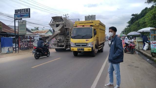 Jalan Lintas Muara Bulian, Mendalo Darat, Muaro Jambi, yang menjadi jalur truk pengangkut batu bara, juga dilalui para mahasiswa dan mahasiswi yang ingin berkuliah. (Foto: M Sobar Alfahri)