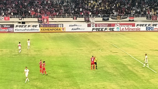 Bek Persis Solo, Jaimerson da Silva Xavier, memprotes wasit dalam laga Persis versus PSM Makassar di Stadion Manahan Solo, Kamis (29/09/2022). FOTO: Agung Santoso