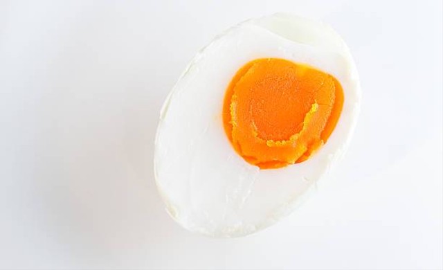 Ilustrasi bolehkah ibu hamil makan telur asin (Sumber: Pexels)