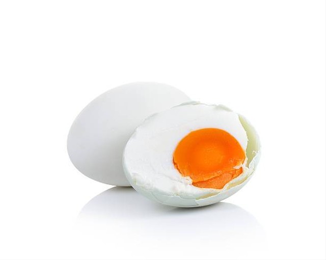 Ilustrasi bolehkah ibu hamil makan telur asin (Sumber: Pexels)
