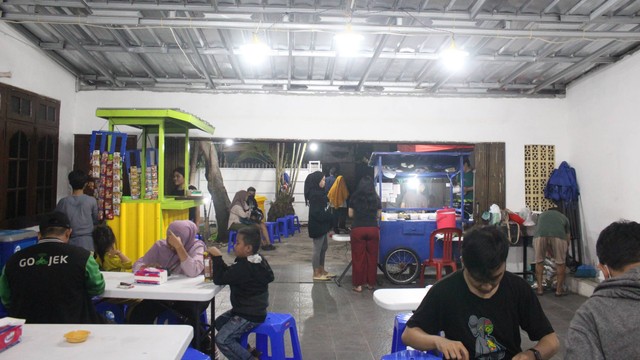 Suasana warung nasi bakar Kuali Kuning milik Melati eks JKT48. Foto: Riad Nur Hikmah/kumparan