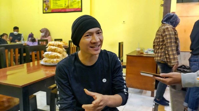 Seorang penjual sate padang di Yogyakarta bernama Ropi Pujiono Putra (30) viral lantaran mirip dengan penyanyi Anji. Foto: Arfiansyah Panji Purnandaru/kumparan