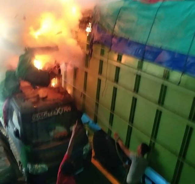 Mobil pikap muatan motor listrik saat terbakar di atas kapal. Foto: Ist