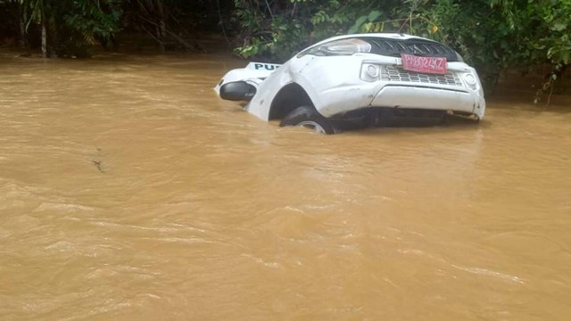 Mobil terjebak banjir di Nabire. (Foto Humas Polda Papua)