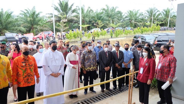 Anggota Komisi X DPR RI, Adrianus Asia Sidot, menghadiri grand launching Unika Santo Agustinus Hippo. Foto: Dok. Srilinus Lino