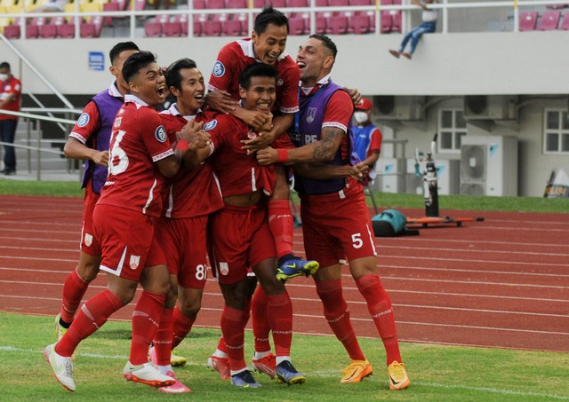 Sejumlah pesepak bola Persis Solo berselebrasi usai mencetak gol ke gawang PSM Makassar pada pertandingan Liga 1 2022 di Stadion Manahan, Solo, Jawa Tengah, Kamis (29/9/2022). Foto: Aloysius Jarot Nugroho/ANTARA FOTO