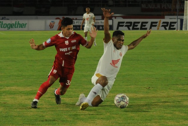 Pemain Persis Solo Althaf Indie Alrizky berebut bola dengan pemain PSM Makassar Safrudin Tahar pada pertandingan lanjutan Liga 1 di Stadion Manahan, Solo, Jawa Tengah, Kamis (29/9/2022). Foto: Aloysius Jarot Nugroho/ANTARA FOTO
