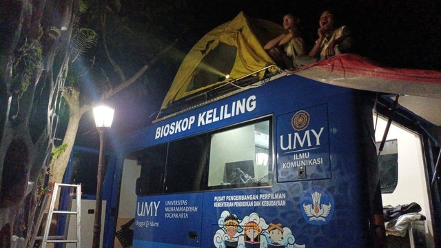 Bioskop Keliling (Bioling) Universitas Muhammadiyah Yogyakarta (UMY) menyapa masyarakat dalam Ndeso Film festival 