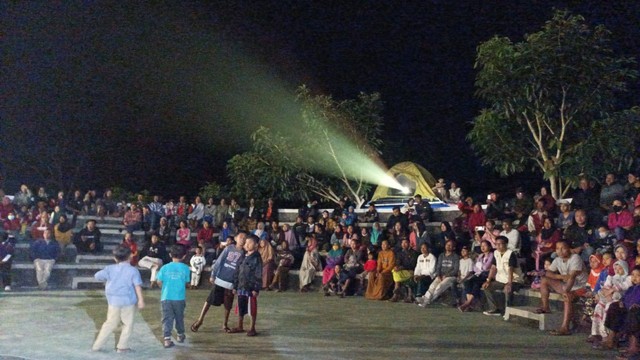Bioskop Keliling (Bioling) Universitas Muhammadiyah Yogyakarta (UMY) bersama  masyarakat dalam Ndeso Film festival 