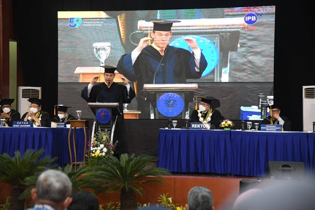 Presiden Monash University Indonesia Sampaikan Orasi Ilmiah dalam Sidang Terbuka IPB University