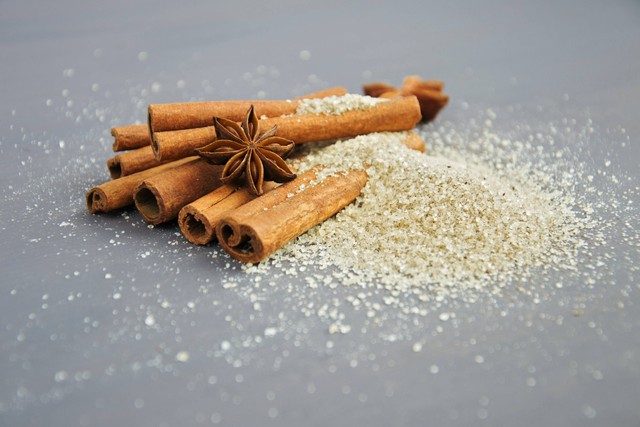 Kayu manis adalah kulit dari pohon Cinnamomum yang banyak dimanfaatkan untuk pengobatan tradisional. Foto: Pexels.com