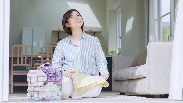 Tips mencuci baju untuk ibu pekerja. Foto: Shutterstock