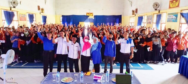 Foto bersama narasumber, guru, dan siswa SMAN 1 Seputih Banyak, Sumber: Dok Pribadi