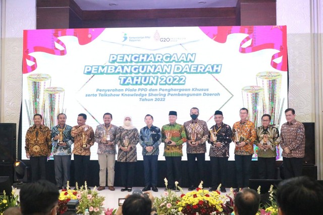 Wali Kota Malang bersama pemerintah daerah lainnya menerima penghargaan. Foto/ dok